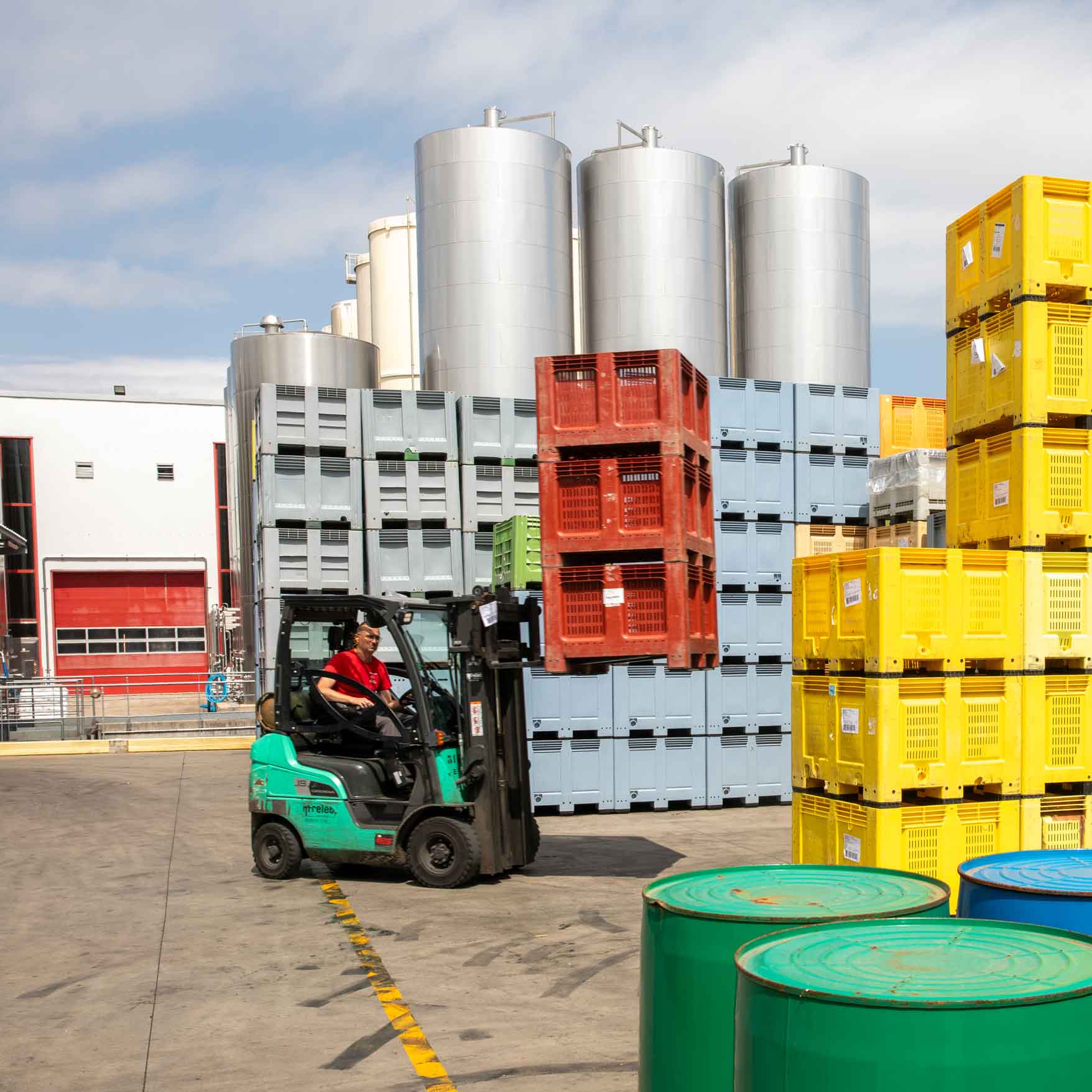 Photographie couleur du logisticien d'un fabricant de jus de fruits en France.