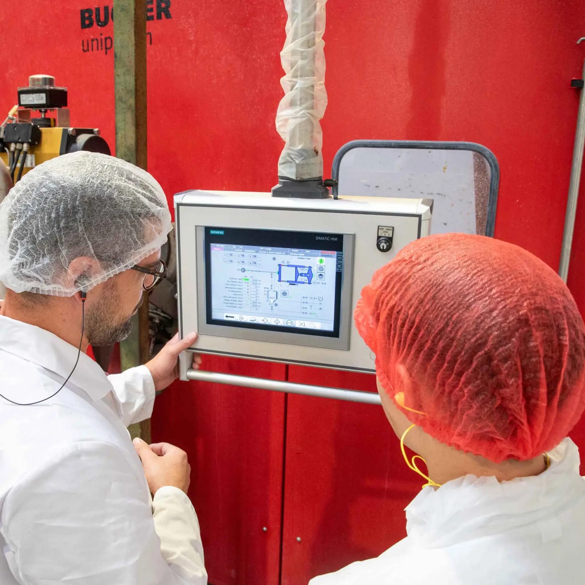 Photographie couleur du conducteur de ligne d'un fabricant de jus de fruits en France.