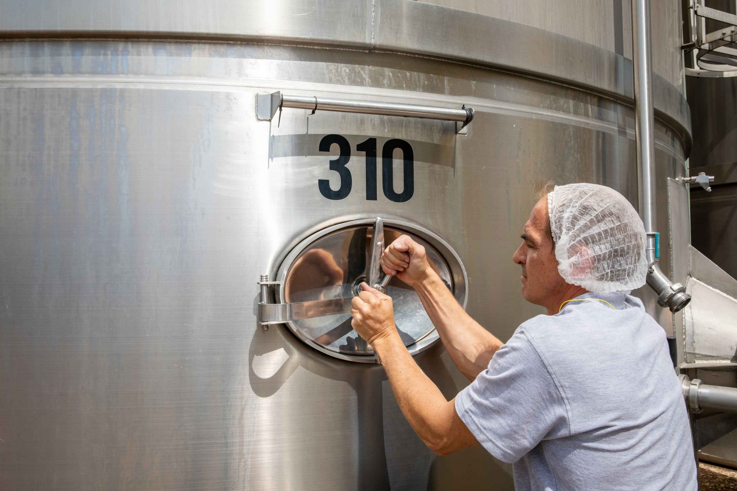 Photographie d'un caviste chez Foulon Sopagly, leader de l'industrie agroalimentaire à Mâcon